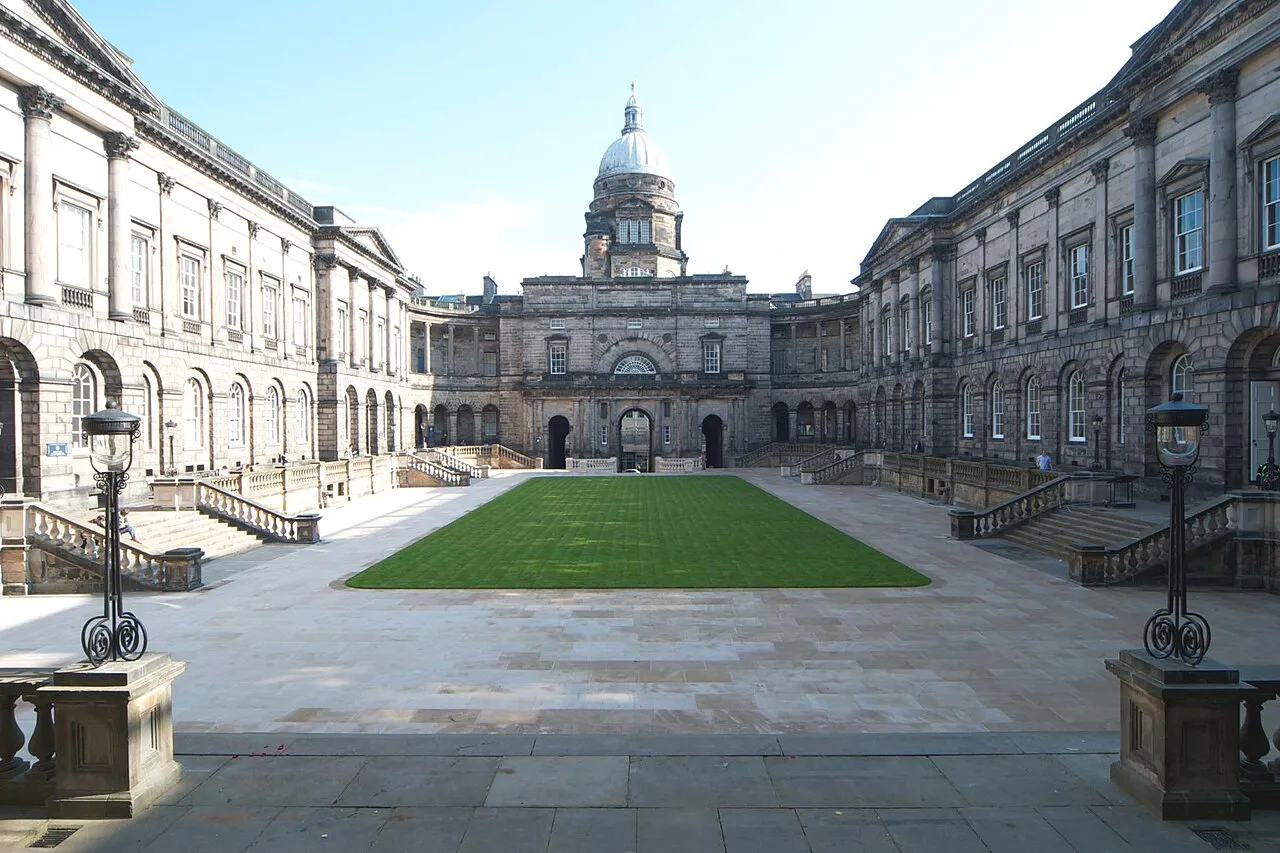 Een aanzicht van de Old College Quad van de Universiteit van Edinburgh