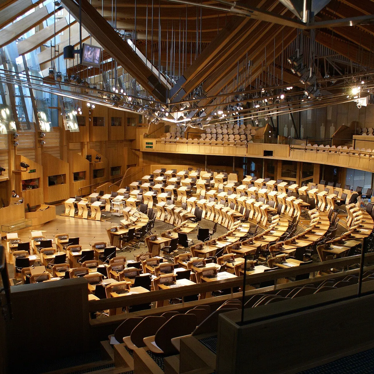 De vergaderzaal van het Schotse parlement in Holyrood, Edinburgh.